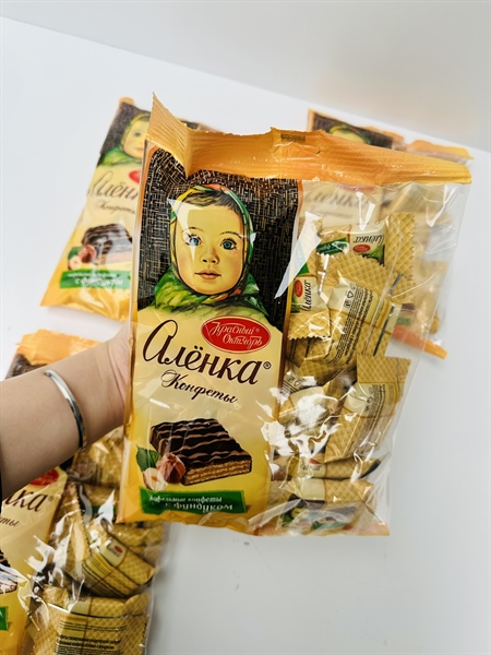 KN.Bánh xốp Alenka với hạt phỉ 250g (8g/thùng)