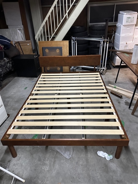 Giường đôi m4 nâu có ổ cắm