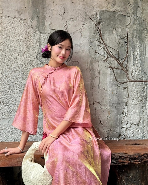 Áo dài hồng 4 tà ánh vàng