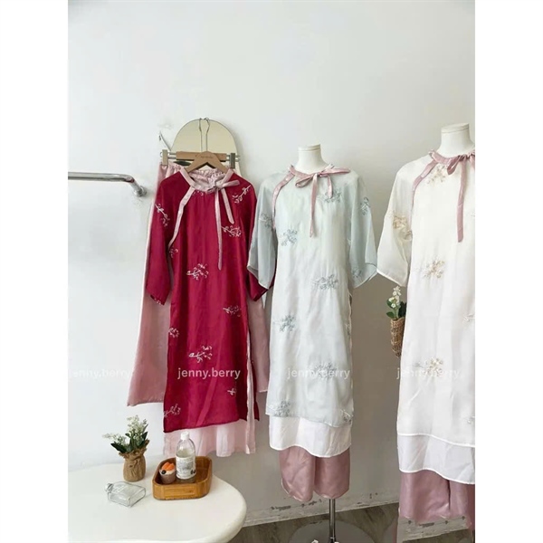Áo dài đỏ thêu hoa cổ thắt nơ hồng