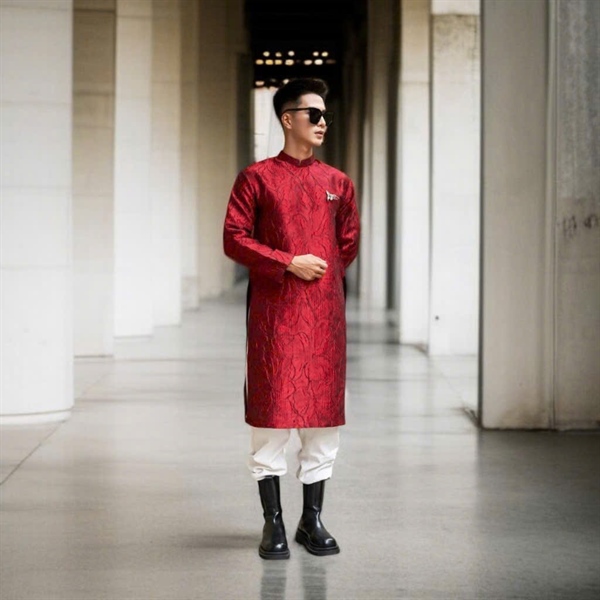 Áo dài nam đỏ hoa nổi