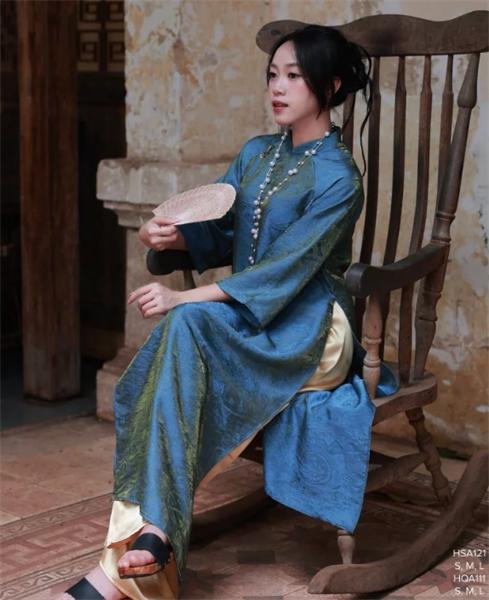 Áo dài xanh ánh vàng