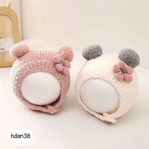 Mũ len xù cài quả bông đính hoa