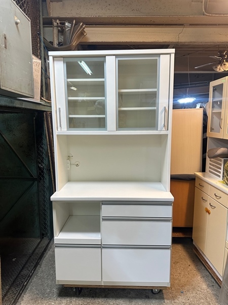 Tủ bếp trắng 2 cánh kính 4 ngắn kéo có 3 ổ cắm