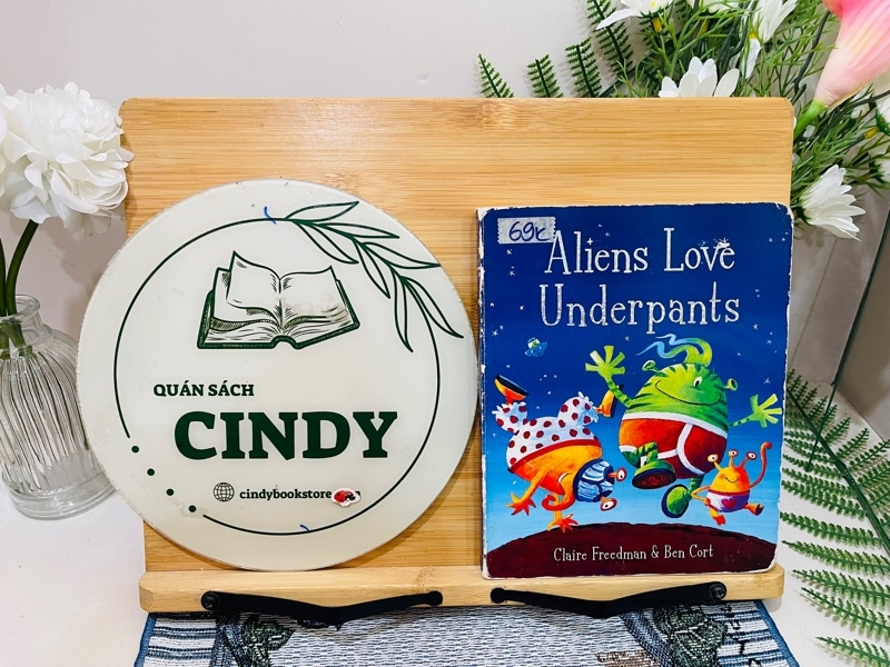 Aliens Love Underpants