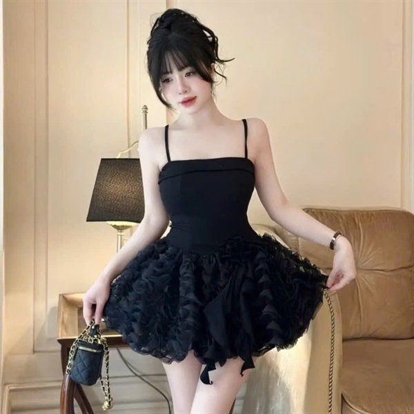 Váy đen 2 dây hoa tua rua