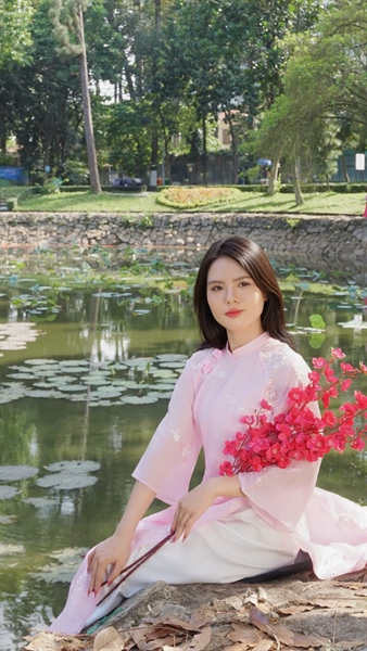 Áo dài hồng thêu hoa T