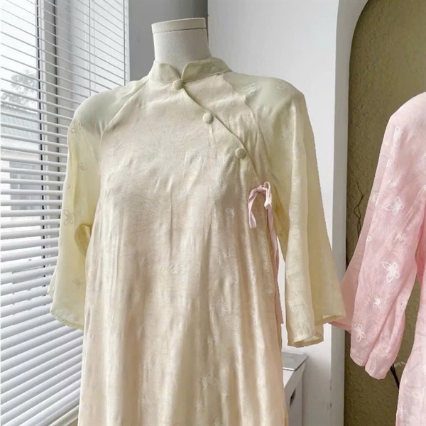 Áo dài be 4 tà nơ hồng