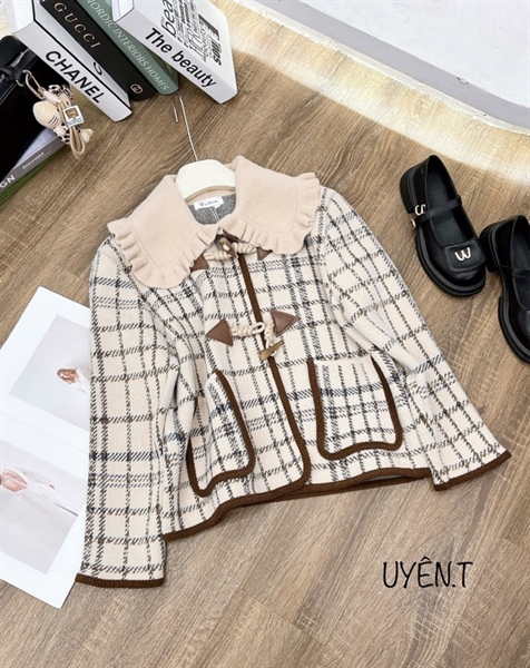 Áo khoác dạ kẻ cổ len bèo khuy sừng UT