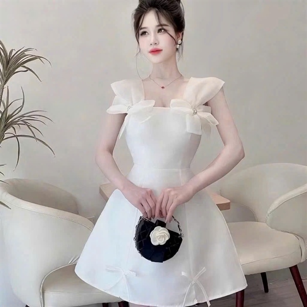 Váy trắng nơ voan