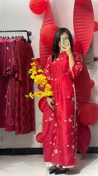 Áo dài đỏ thêu hoa T