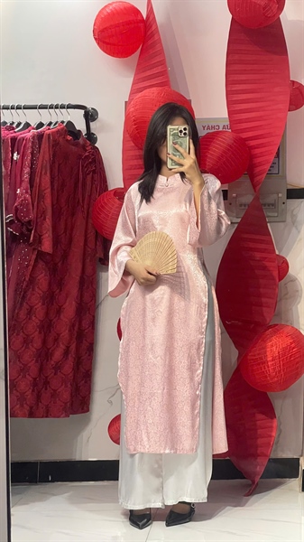Áo dài hồng có nút