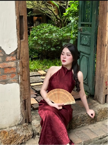 Đầm lụa gấm cổ yếm đỏ đô NT - M