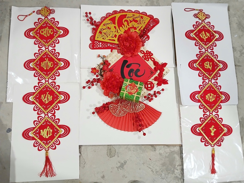 Set decor Tết : 2 dải câu đối nhũ vàng + 1 mành hoa Tết ( set phụ kiện, tự làm )