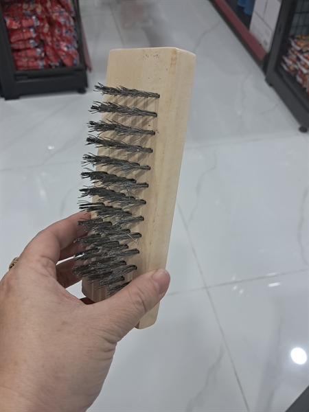 Bàn chải sắt cán gỗ