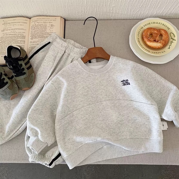 Bộ sweater xám trắng thêu chữ quần sọc