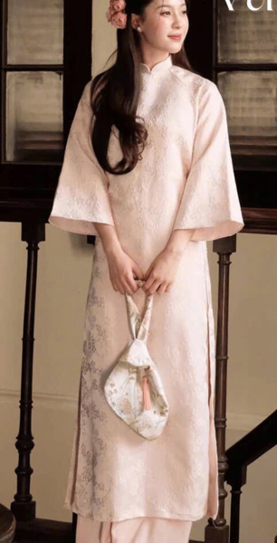 Áo dài hồng hoa nổi 1 nơ