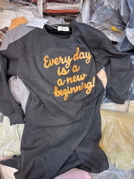 Váy xuông nỉ dày xám đậm chữ vàng