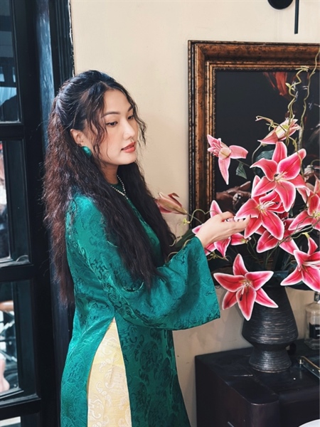 Áo dài suông cổ tròn tay dài loe