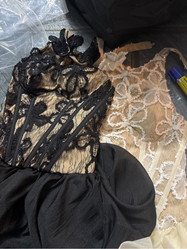 Váy yếm ren cườm đen sữa mút ngực