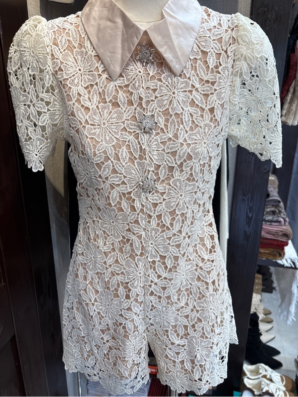 Váy ren nude đính đá khánh linh