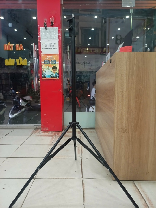 Chân đèn LED Live size XL cao 2.8m