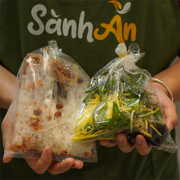 Bánh tráng trộn đầy đủ kèm rau