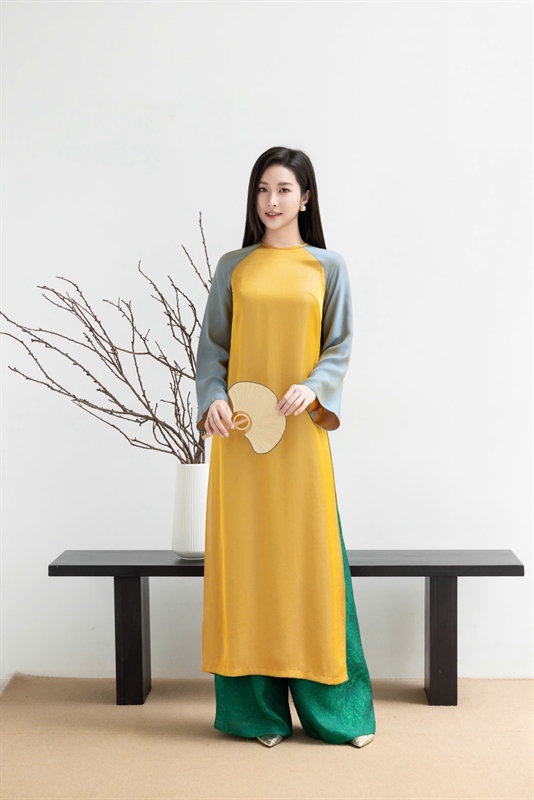 Áo dài lụa trơn phối tay dài loe
